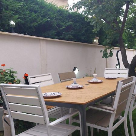 Maison en rez-de-chaussée,jardin, très bien située Arles Esterno foto