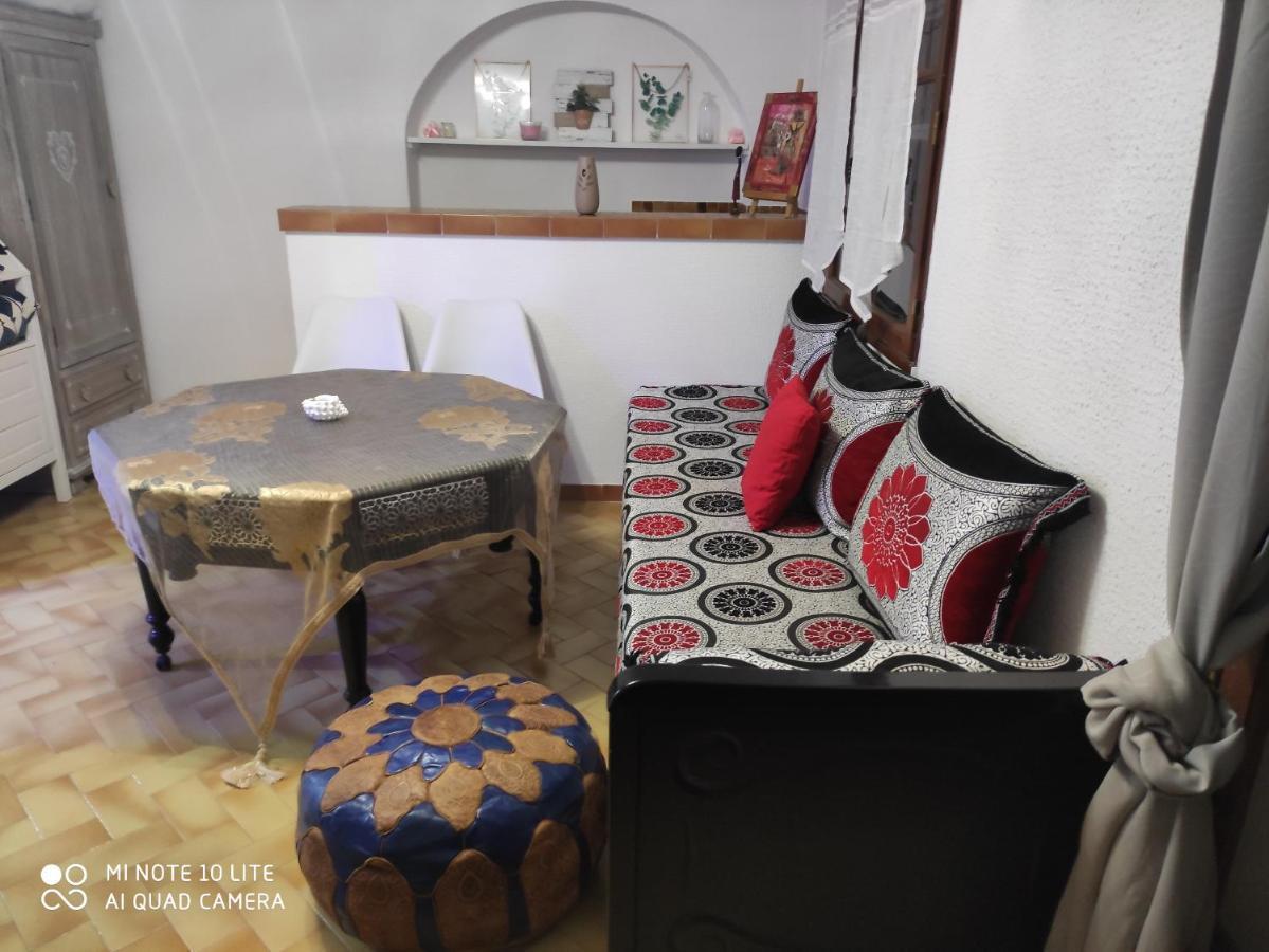 Maison en rez-de-chaussée,jardin, très bien située Arles Esterno foto