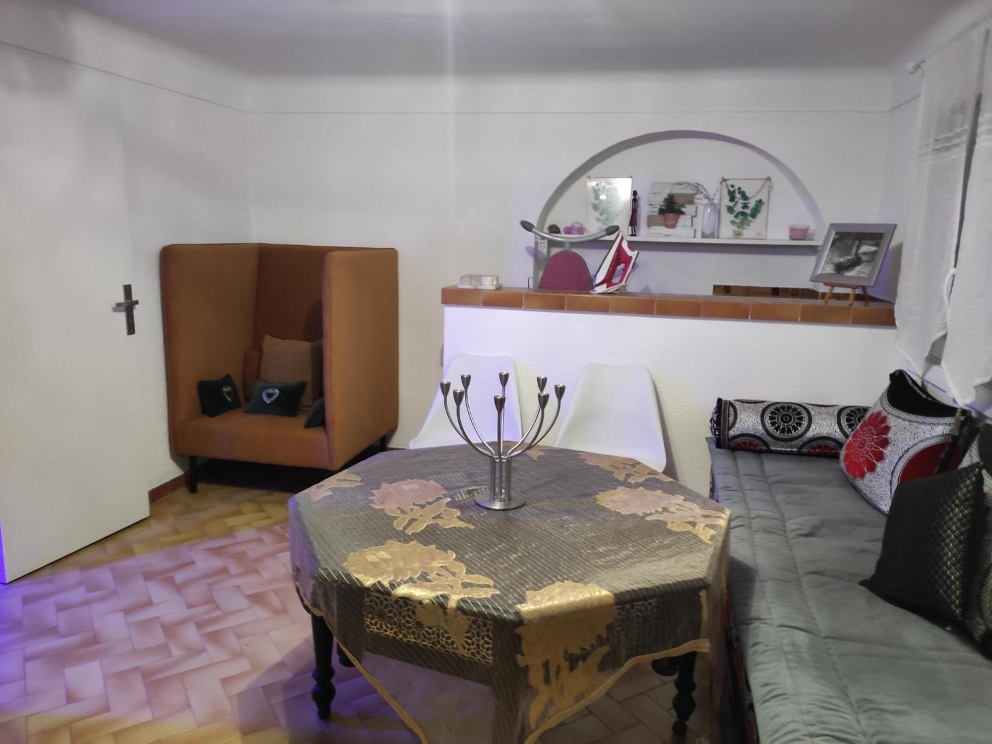 Maison en rez-de-chaussée,jardin, très bien située Arles Camera foto